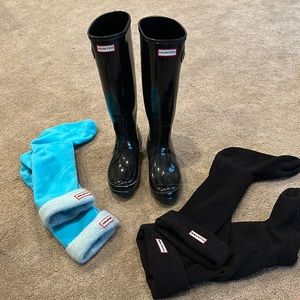 Black glossy hunter boots with two pairs of Hunter boot liners